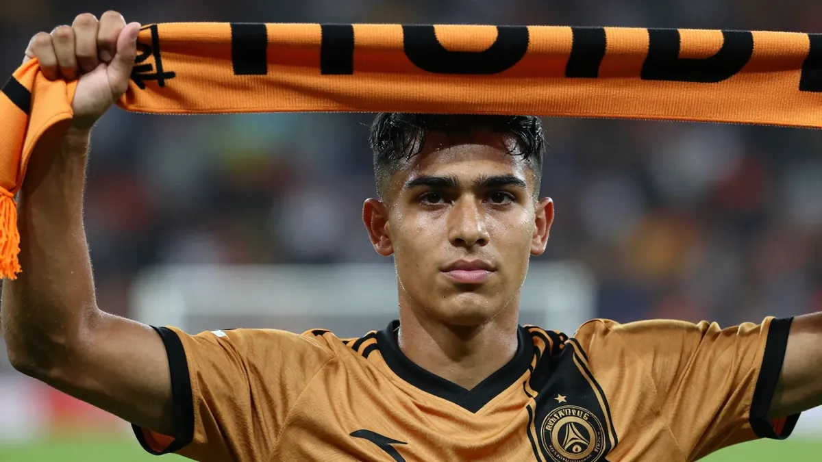 Sheffield United defender Sam Curtis joins Cambridge United on a season-long loan deal, the club confirmed